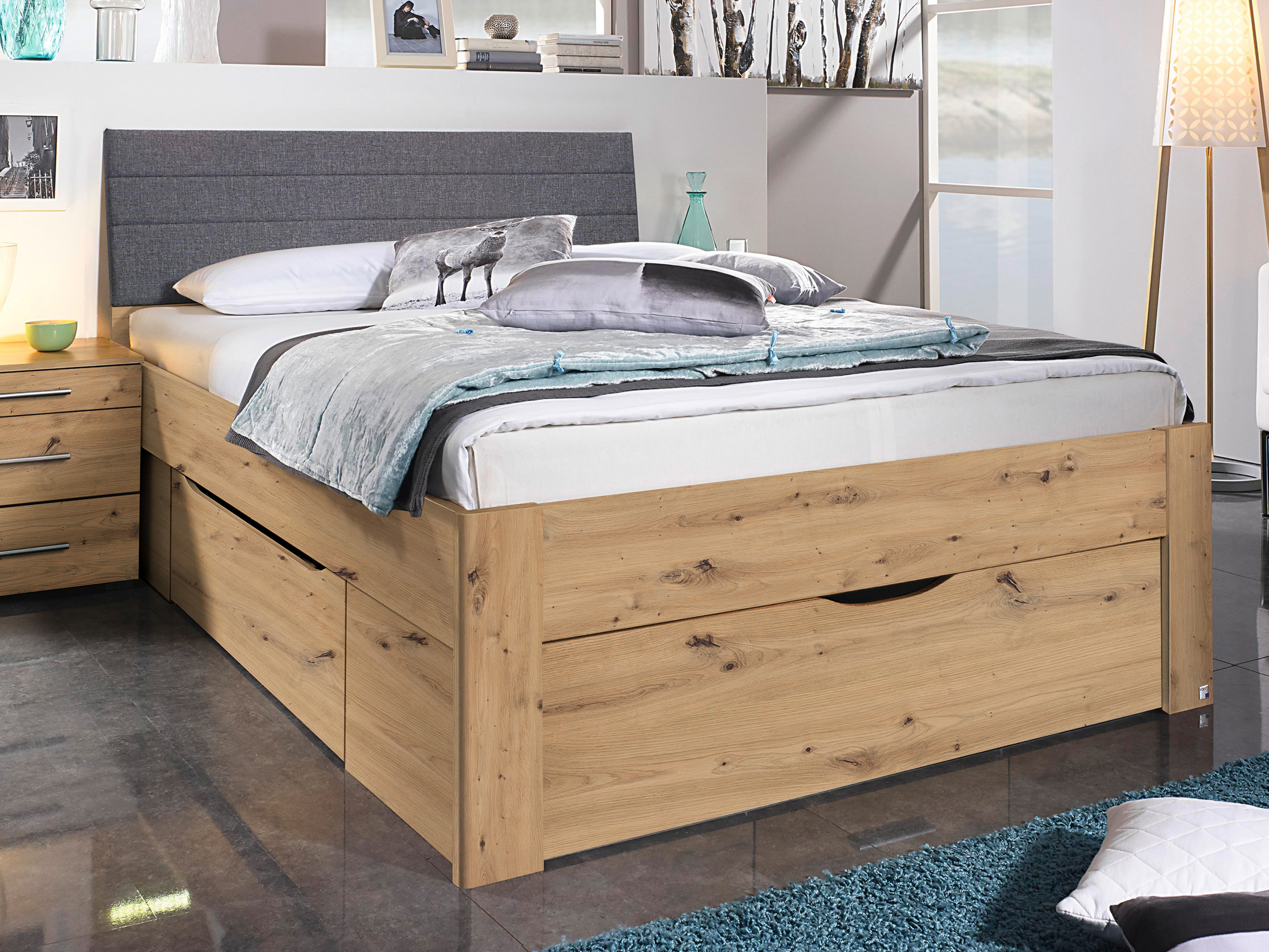Lit SCARLETT 140x200 cm chêne artisan avec trois tiroirs avec tête de lit en tissu